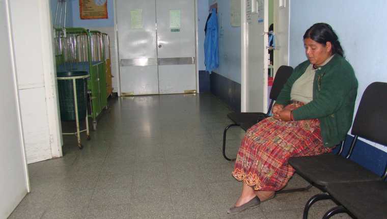 Roselia Chávez, tía de los menores fallecidos, espera noticias de su hermana internada en el intensivo del hospital de San Marcos.(Foto Prensa Libre: Whitmer Barrera)