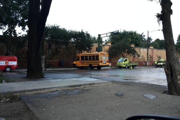 Un autobús chocó contra la pared del Cementerio General en la zona 3. (Foto Prensa Libre: César Pérez) <br _mce_bogus="1"/>