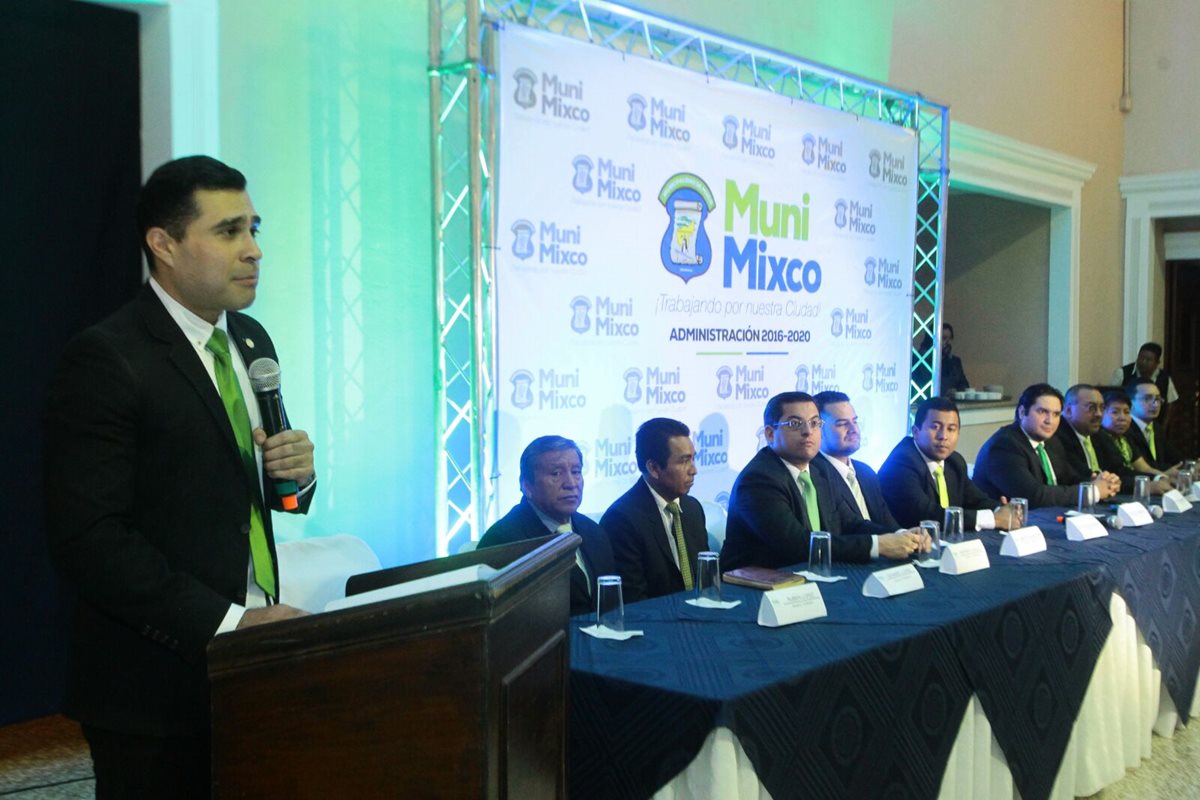El alcalde electo Neto Bran presentó a los integrantes del concejo y la nueva imagen de la comuna. (Foto Prensa Libre: Álvaro Interiano)
