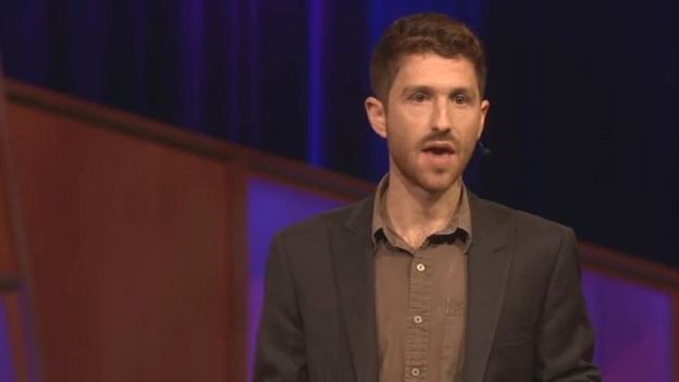 Tristan Harris durante una Ted Talk el pasado mes de agosto. Exempleado de Google, intenta promover un uso más ético y consciente de las tecnologías.  YOUTUBE