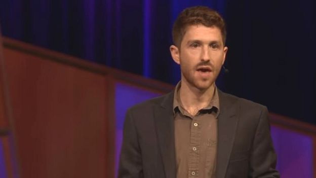 Tristan Harris durante una Ted Talk el pasado mes de agosto. Exempleado de Google, intenta promover un uso más ético y consciente de las tecnologías. YOUTUBE
