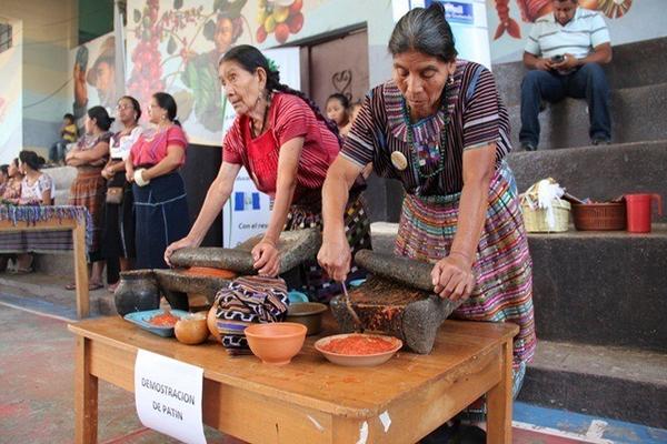 Dos mujeres preparan un recado en el festival gastronómico efectuado en San Juan La Laguna, Sololá. (Foto Prensa Libre: Édgar Sáenz)