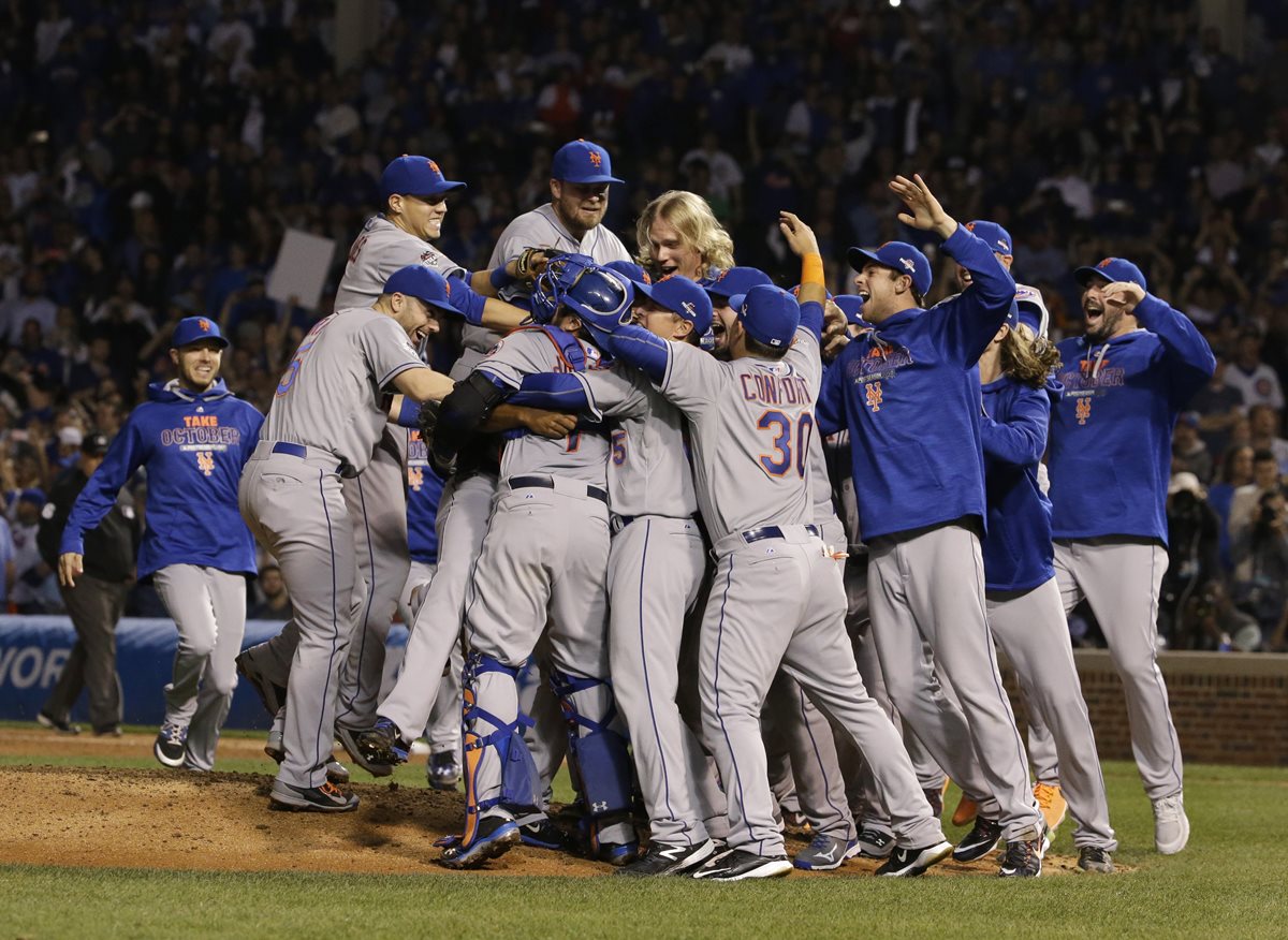 Los jugadores de los Mets festejan tras superar 4-0 la serie a los Cachorros. Foto Prensa Libre: AFP