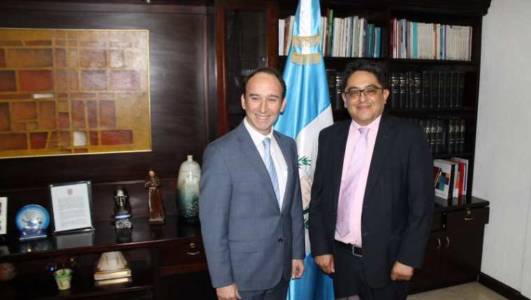 Jorge de León Duque y Jordán Rodas Andrade se reunieron hoy como parte del cambio de autoridades de la PDH (Foto Prensa Libre: Cortesía PDH).