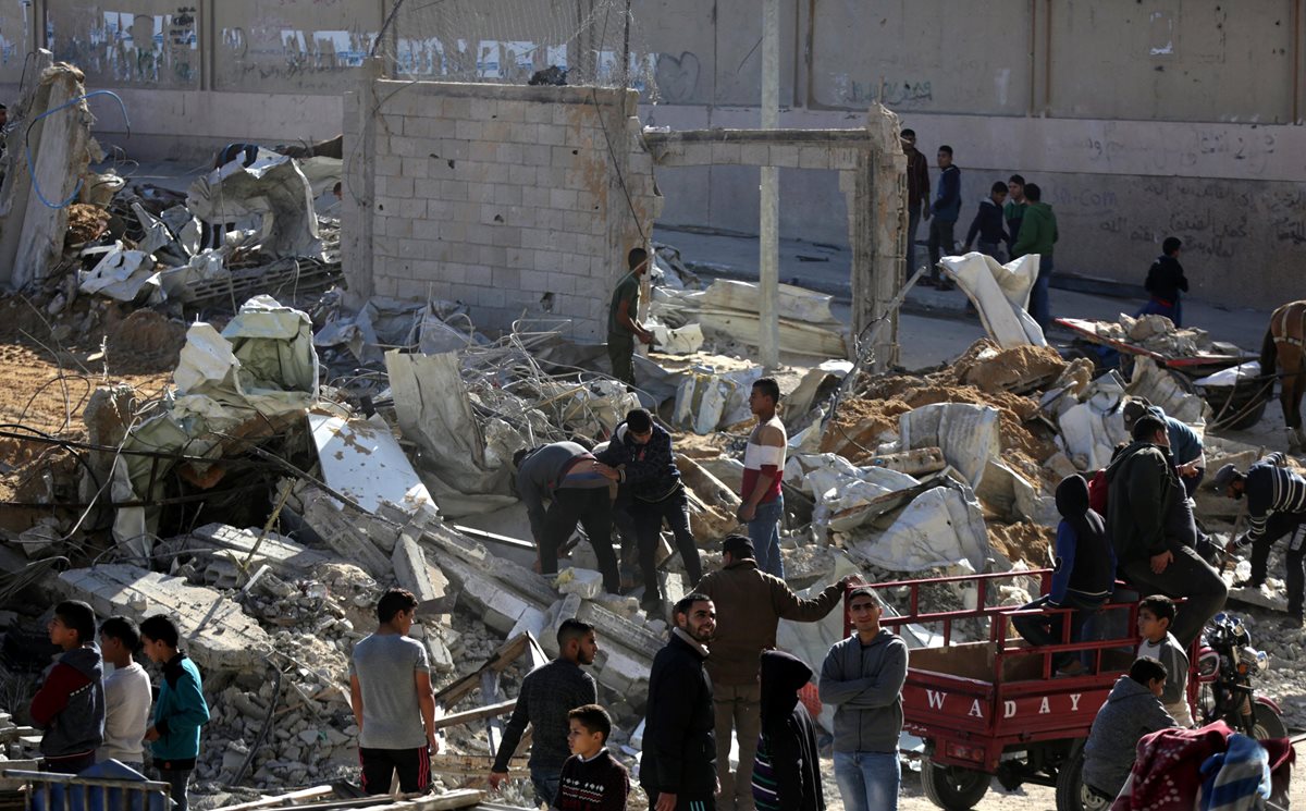 Palestinos inspeccionan un campamento militar de Hamas destruido por los ataques aéreos israelíes en Beit Lahiya, en Franja de Gaza. (EFE).