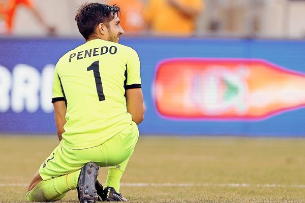 El guardameta Jaime Penedo no podrá jugar con su selección en los próximos dos partidos oficiales. (Foto Prensa Libre: EFE)