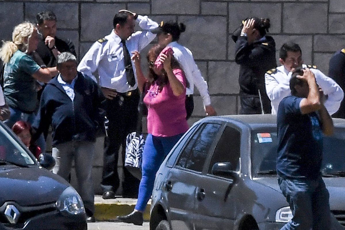 Familiares de los 44 tripulantes reaccionan al anuncio de que ocurrió una explosión en el submarino Ara San Juan. (Foto Prensa Libre: AFP)