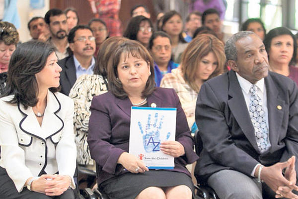 Cinthia del  Águila, Cándida Rabanales, y Gutberto Leiva,  urante la presentación.