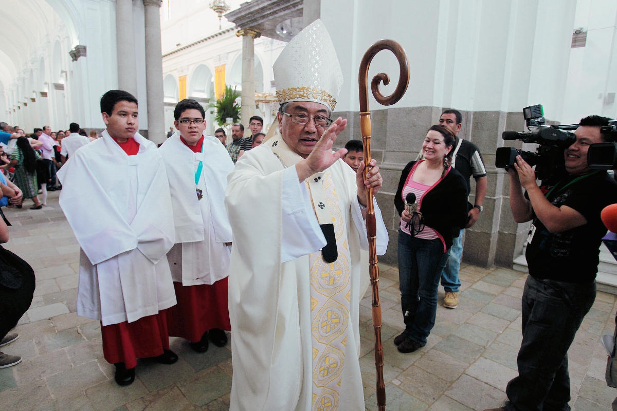 El Arzobispo  Metropolitano, al culminar la misa dominical en catedral.( Foto Prensa Libre: Paulo Raquec)