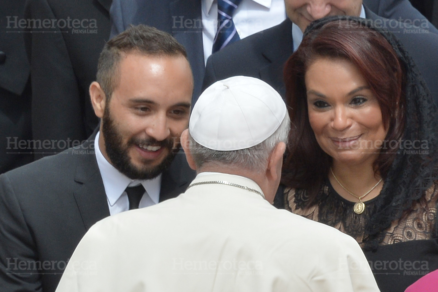 La ex vicepresidenta Roxana Baldetti, acompañada de su hijo Luis Pedro Paz, saluda al papa Francisco. (Foto: Hemeroteca PL)