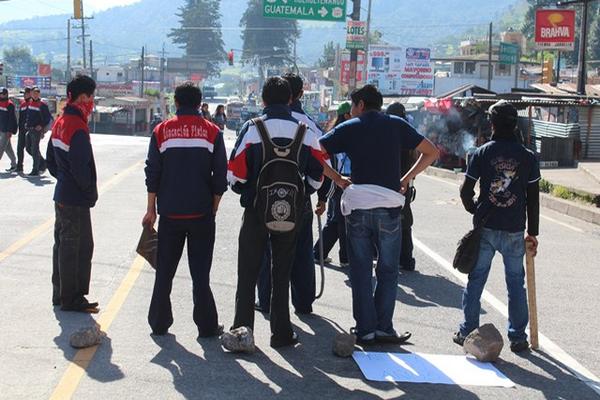 Estudiantes normalistas del Instituto Nacional para Señoritas de Occidente (INSO )y del (Instituto Normal para Varones de Occidente (INBO), bloquearon el kilometro 187.5 de la ruta Interamericana. (Foto Prensa Libre: Édgar Leonel Domínguez)