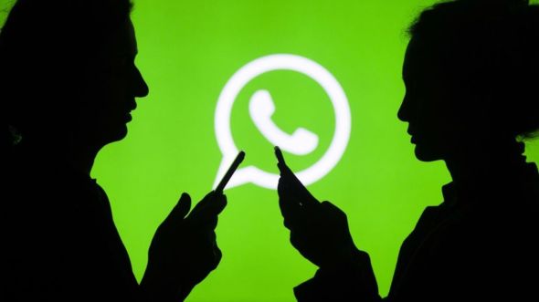 WhatApp dijo que con su nueva medida espera limitar el reenvío masivo de mensajes. (Foto Prensa Libre:GETTY IMAGES)