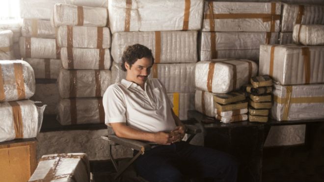 El acento brasileño del actor Wagner Moura, quien interpreta a Escobar en la serie "Narcos", no es el único detalle poco realista de la producción. NETFLIX.AP