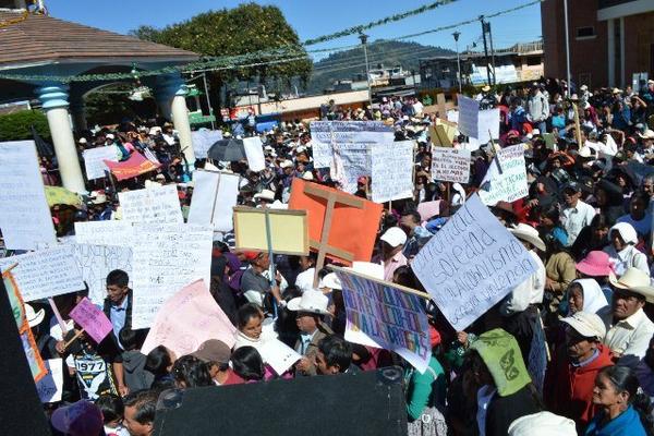 Pobladores de  Tacaná se concentraron en parque central, con el propósito de pedirle a las  autoridades la cancelación de licencias a cantinas y bares. (Foto Prensa Libre: Aroldo Marroquín)
