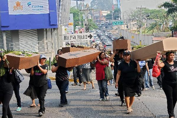 Mujeres exigen el fin de la violencia en su contra en Honduras. (Foto Prensa Libre: AFP).