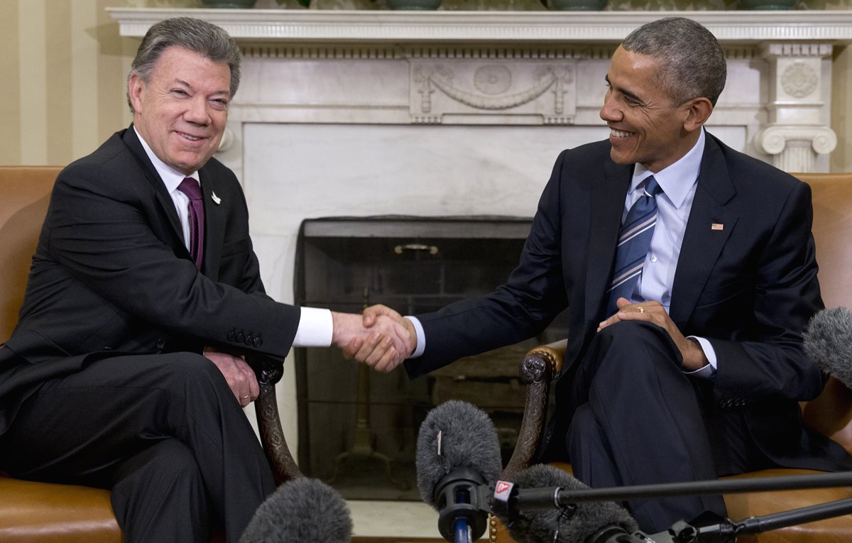 El presidente de Colombia, Juan Manuel Santos, junto a su homólogo estadounidense, Barack Obama. (Foto Prensa Libre: AP).