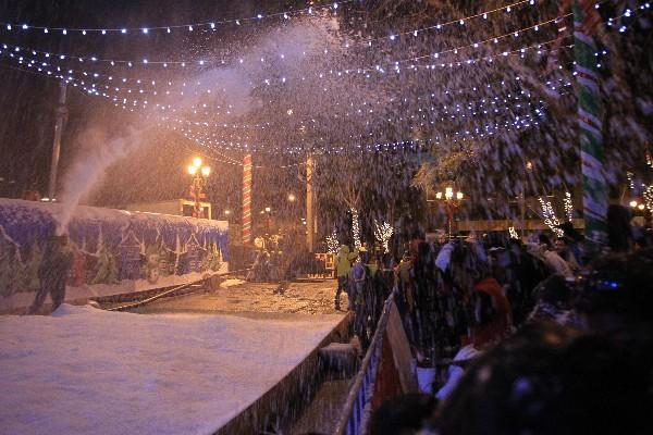 La nieve es la principal atracción en el Festival Navideño Paseo de la Sexta, que es disfrutada por vecinos.