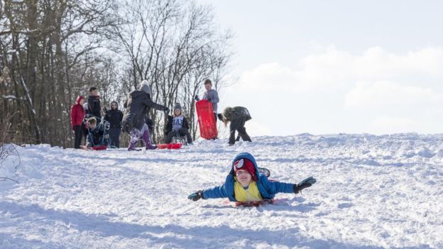 Algunos, al igual que Maguire, han sabido aprovechar el lado bueno de las cosas y disfrutar de unos días sin colegio en la nieve. (Foto cortesía: Roger Harris).