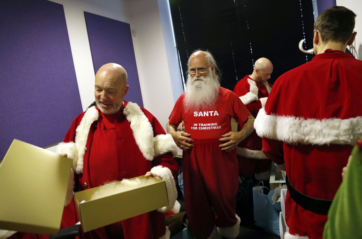 Un buen Santa Claus debe aprender qué juguetes hay de tendencia, según esa academia. (Foto Prensa Libre: AFP)