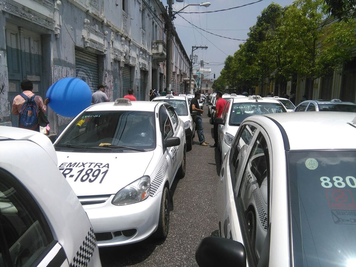 Taxistas protestan frente al Congreso de la República.(Foto Prensa Libre:Estuardo Paredes)