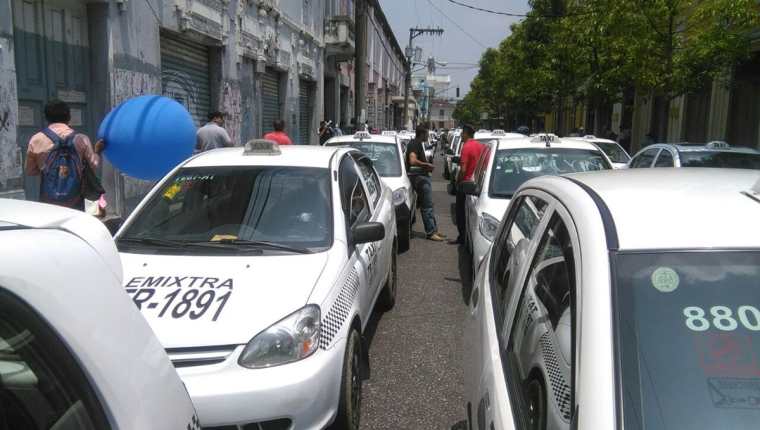Taxistas protestan frente al Congreso de la República.(Foto Prensa Libre:Estuardo Paredes)
