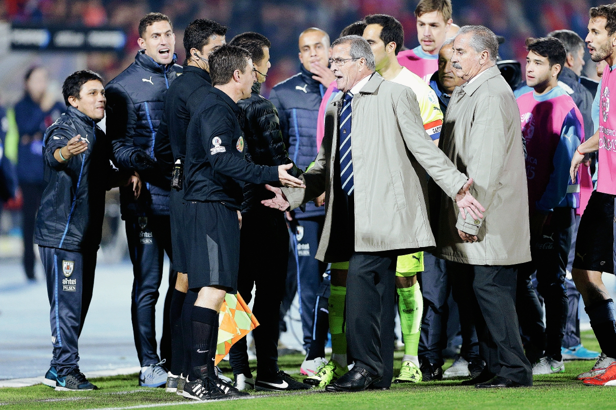 El técnico Oscar Tabárez, discutió con los árbitros antes de finalizar el encuentro frente a Chile. (Foto Prensa Libre: AP)