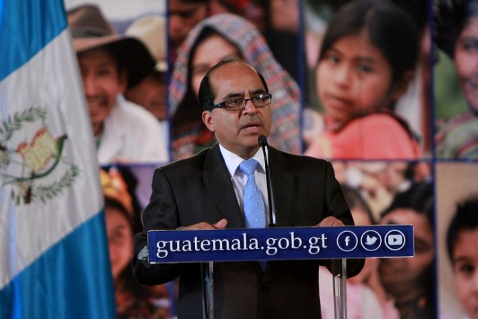 El ministro de Educación, Óscar Hugo López, pide a la población que no se deje llevar por rumores. (Foto Prensa Libre: AGN)