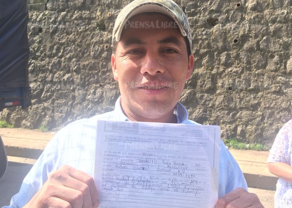 Teodoro Rax Pereira muestra la denuncia que confirma que perdió su DPI. (Foto Prensa Libre:; Eduardo Sam).