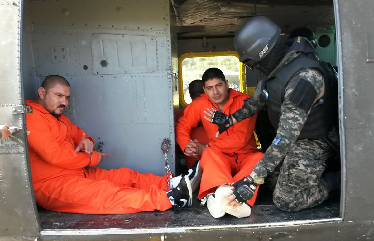 Militares hondureños trasladan a la cárcel de máxima seguridad "El Pozo" a pandilleros hondureños. (Foto Prensa Libre: AFP).