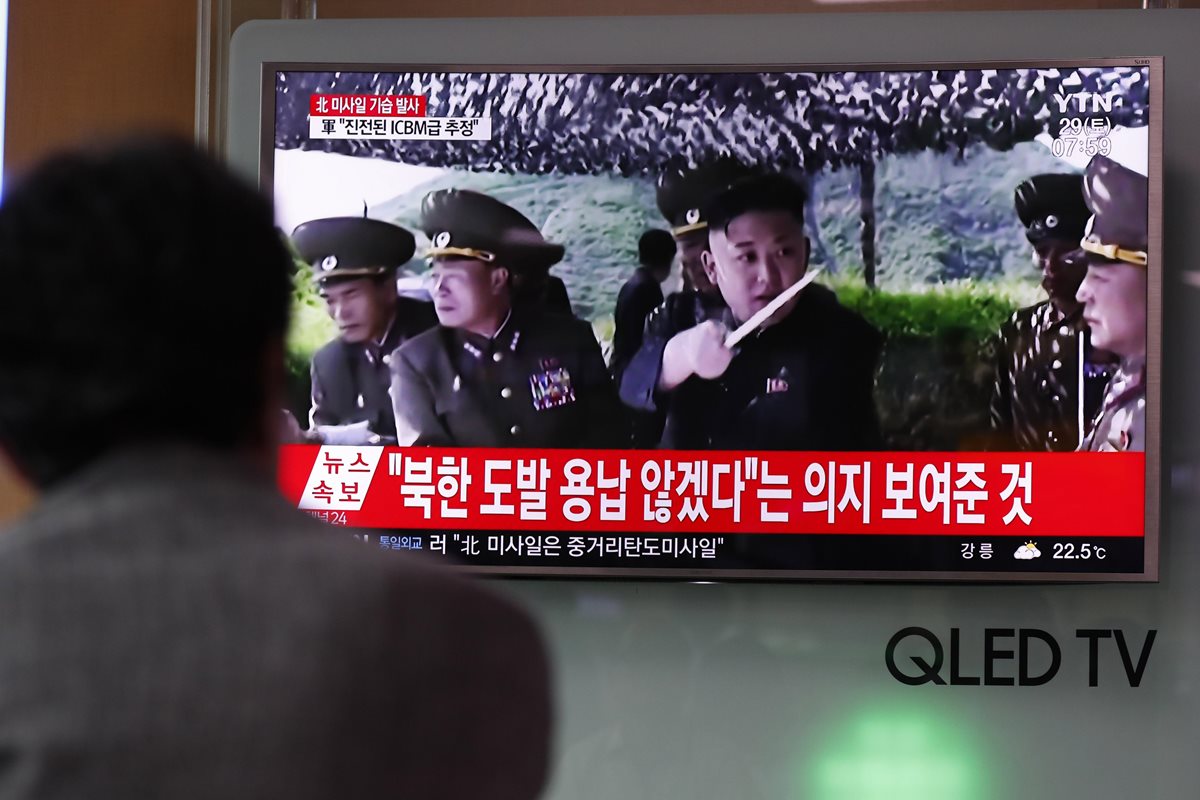 Un surcoreano se informa sobre el último lanzamiento intercontinental de misiles balísticos de Corea del Norte.(Foto Prensa Libre: EFE).