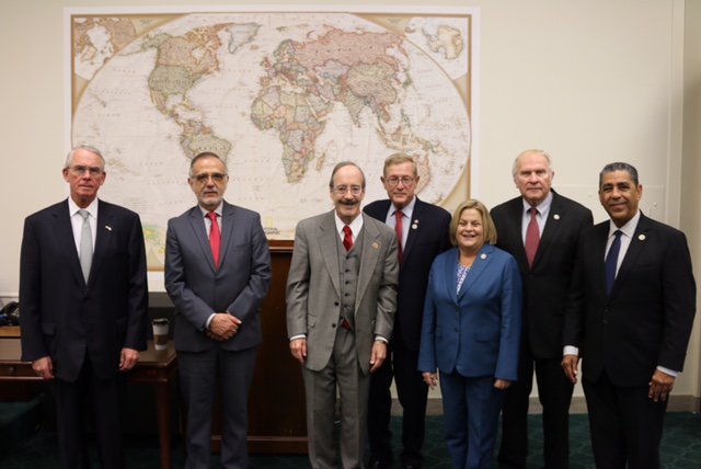 Foto tomada en Washington el 9 de noviembre de 2017, donde Iván Velásquez aparece con congresistas de Estados Unidos que manifestaron apoyo a su gestión y a la Cicig. Algunos de esos representantes firmaron la carta hoy dirigida al presidente Jimmy Morales. (Foto Prensa Libre: Tomada de @RepEspaillat)
