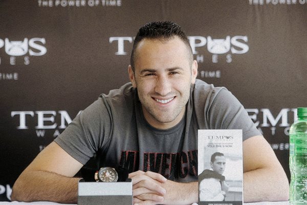 El jugador de la selección Colombia David Ospina posa en el lanzamiento de un reloj creado en su honor. (Foto Prensa Libre: EFE)