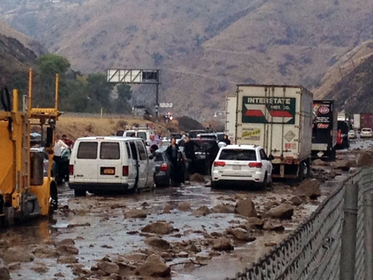 Escombros arrastrados por las inundaciones bloquearon la autopista clave.(Foto Prensa Libre: AP).