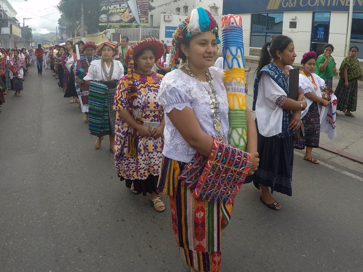 Las representantes de la belleza indígena de 121 municipios participan en un desfile previo a la elección de la Rabín Ajaw, en Cobán Alta, Verapaz. (Foto Prensa Libre: Eduardo Sam)