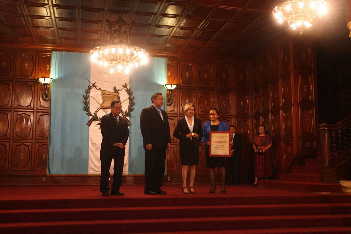 La escritora Carmen Matute —centro— es condecorada con el máximo galardón a las Letras en Guatemala. (Foto Prensa Libre: Brenda Martínez)