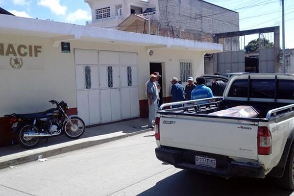 Parientes de víctima de violencia recogen el cadáver en la morge del Inacif de Jalapa. (Foto Prensa Libre: Hugo Oliva)<br _mce_bogus="1"/>