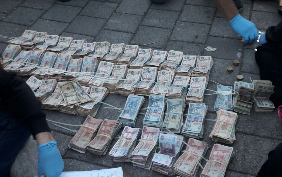 Quetzales y dólares en efectivo que se transportaban en el vehículo del supuesto empresario. (Foto Prensa Libre: PNC)