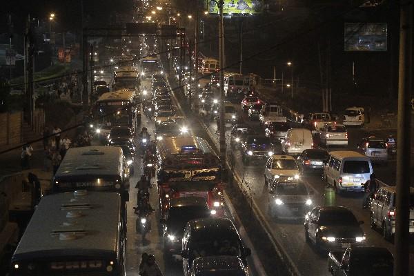 protesta de  transportistas causa  caos vehicular en el área de la zona 18 capitalina.