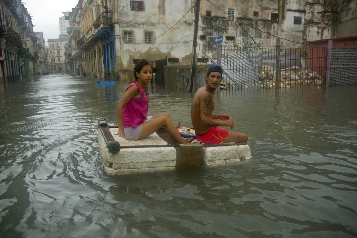 Los habitantes de Cuba sufrieron las consecuencias del huracán Irma. (Foto Prensa Libre: AP)