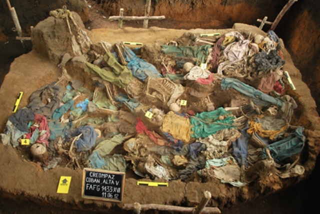 Osamentas encontradas en Creompaz, Cobán, Alta Verapaz. (Foto Prensa Libre: Hemeroteca PL)