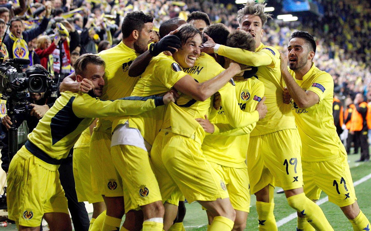 Adrián López festeja con sus compañeros el gol que le permitió el triunfo al Villarreal frente al Liverpool. (Foto Prensa Libre: AFP)