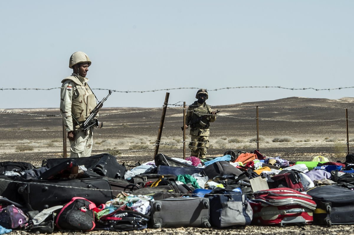 Soldados egipcios resguardan el equipaje y pertenencias de los pasajeros del avión siniestrado. (Foto Prensa Libre: EFE).