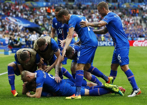 Los jugadores de Islandia festejan la clasificación a octavos. (Foto Prensa Libre: EFE).