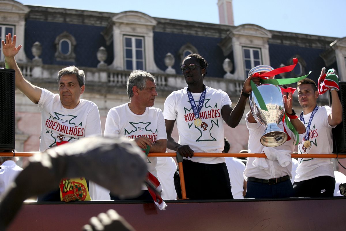 Éder (con la copa), saluda a sus seguidores durante el recorrido del equipo por las calles de Lisboa después de ganar la Eurocopa. (Foto Prensa Libre: EFE)