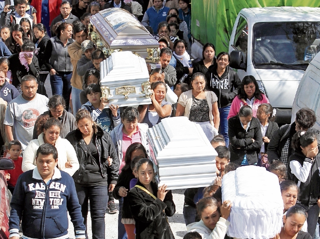 Vera González Valdez y sus tres hijas fueron asesinadas en la sala de su casa, colonia Las Marías, zona 21. Vecinos y amigos asisten al funeral.