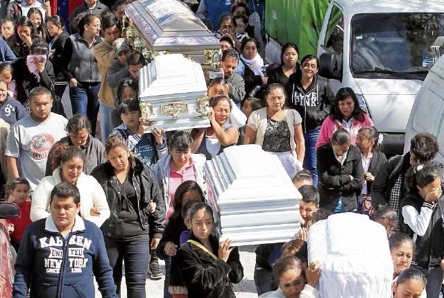 Vera González Valdez y sus tres hijas fueron asesinadas en la sala de su casa, colonia Las Marías, zona 21. Vecinos y amigos asisten al funeral.