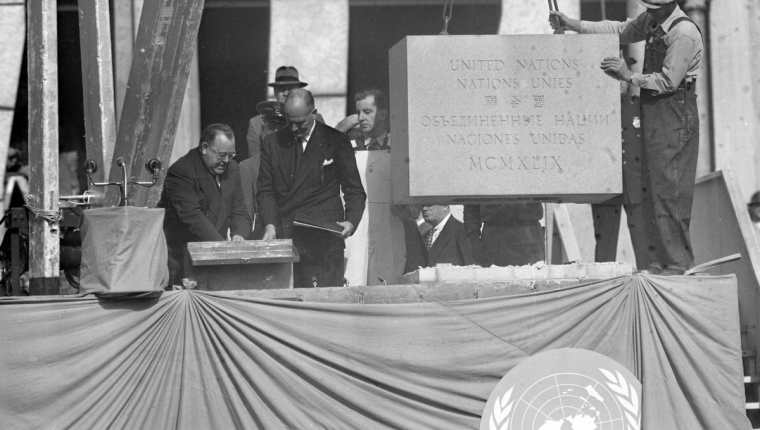 El primer secretario general de la ONU, Trygye Lie coloca una copia de la Carta de las Naciones Unidas en la primera piedra de la sede de la Organización en 1945. (Foto: AP)