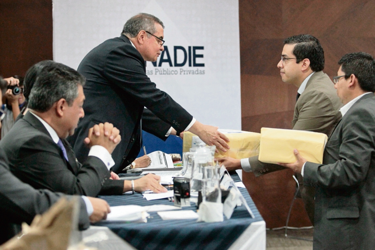 Representantes de siete consorcios, en su mayoría con capital extranjero, se presentaron a la convocatoria de Anadie para construir el complejo estatal. (Foto Prensa Libre: Álvaro Interiano)