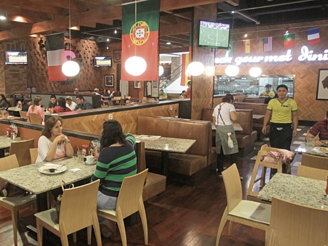 la apertura de pequeños y grandes centros comerciales ha contribuido al surgimiento de nuevos restaurantes.