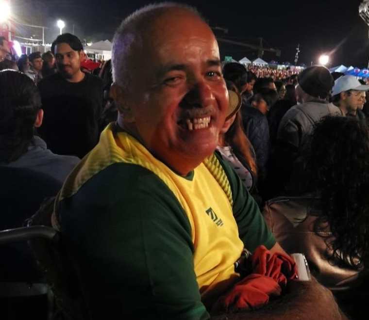 Magdiel Orellana, desde Guastatoya, contó con el apoyo de amigos para asistir al concierto (Foto Prensa Libre: Pablo Juárez).